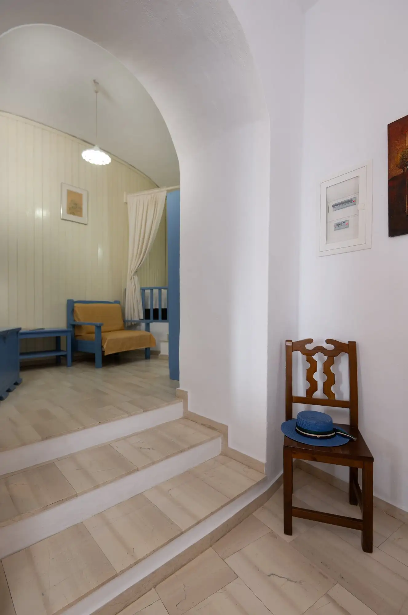 Appartement Eos : une arche et des marches entre les pièces