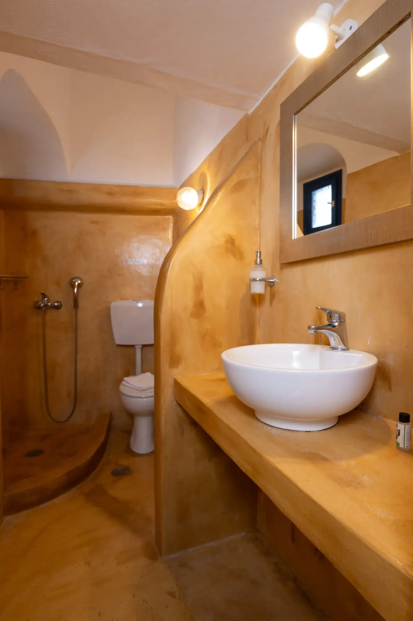 Appartement Eos : salle d’eau aux tons ocre chaleureux