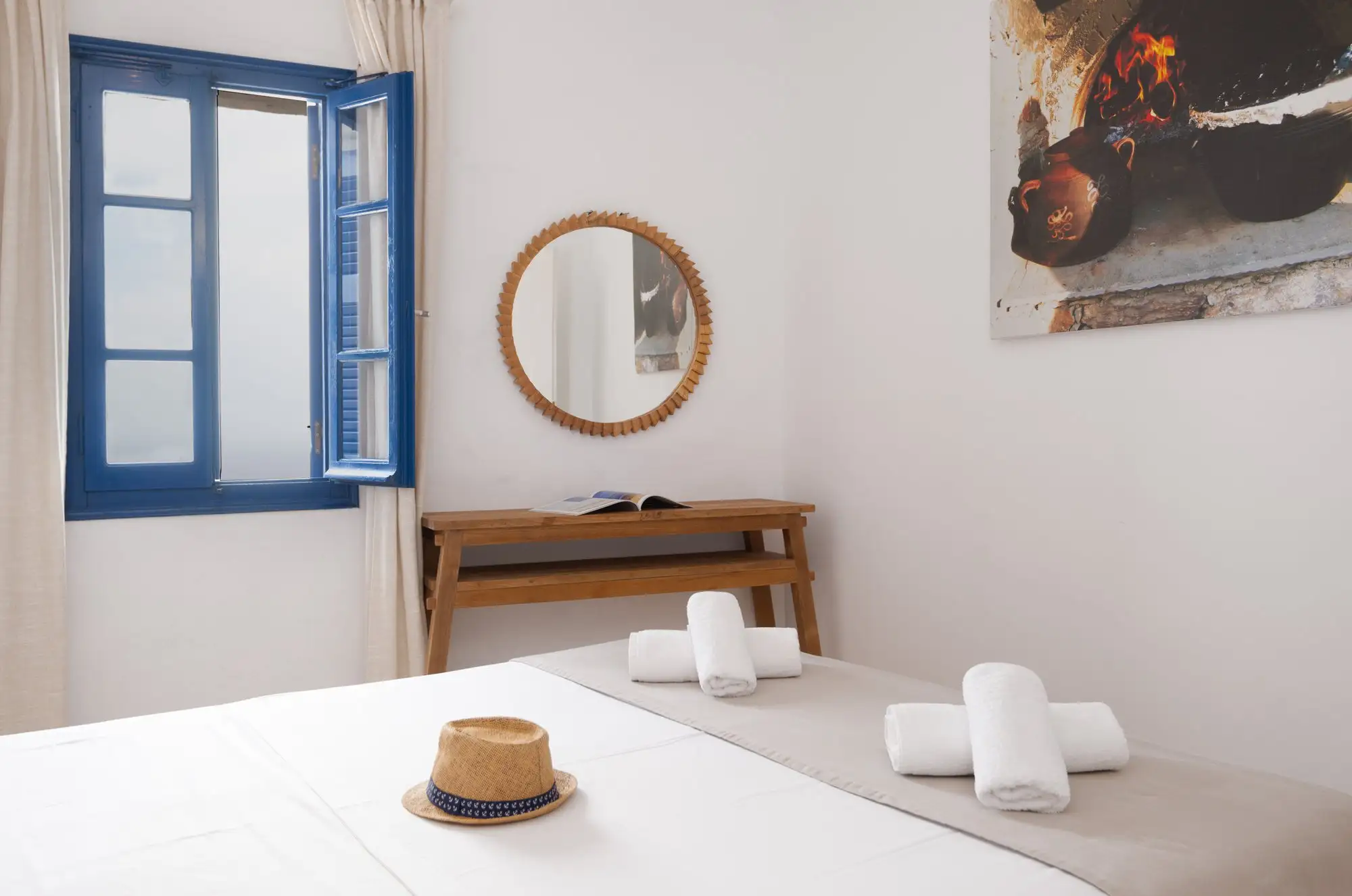 Appartement Eos : chambre avec fenêtre bleue