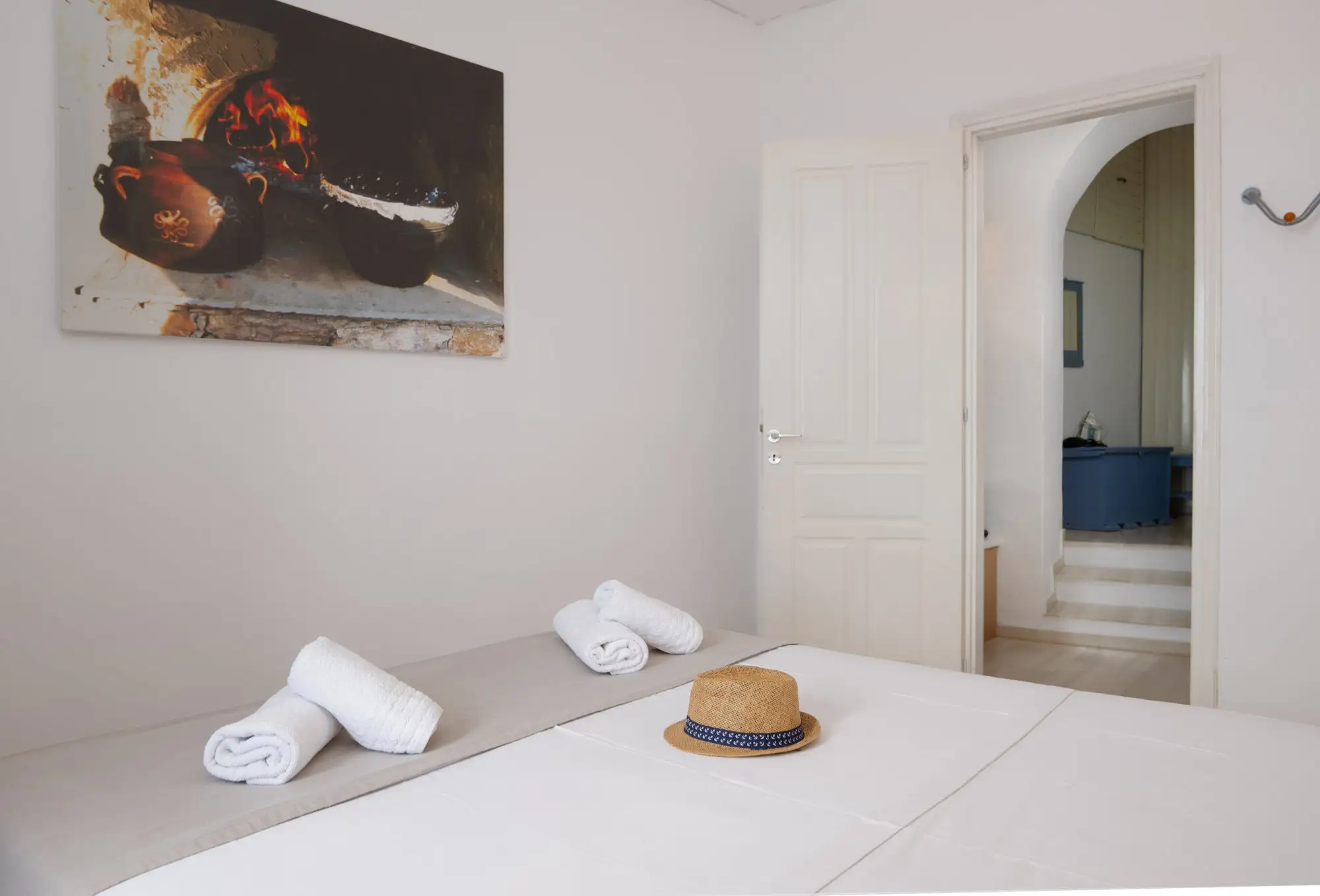 Appartement Eos : la chambre et la porte vers le séjour