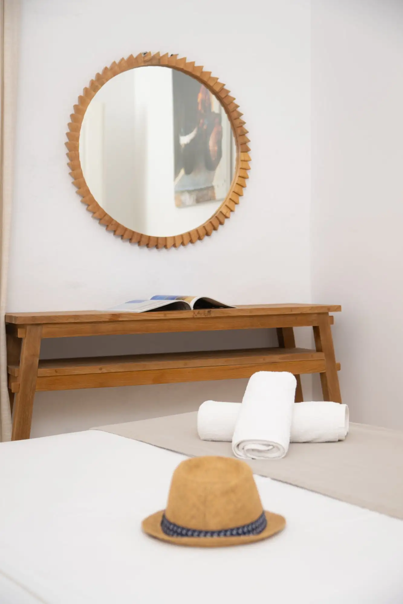Appartement Eos : console en bois avec miroir rond