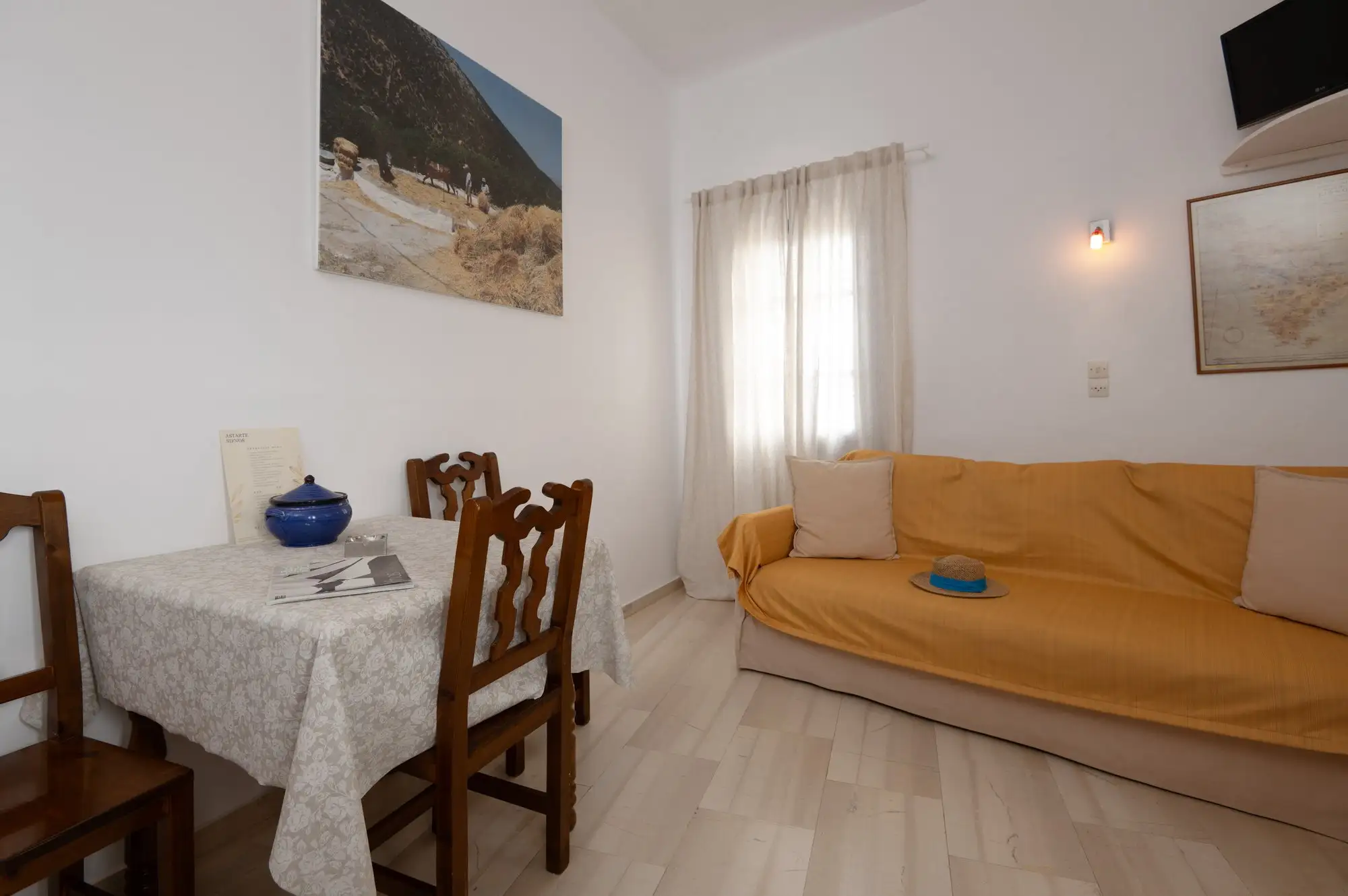 Appartement Eos : table à manger et canapé dans le séjour