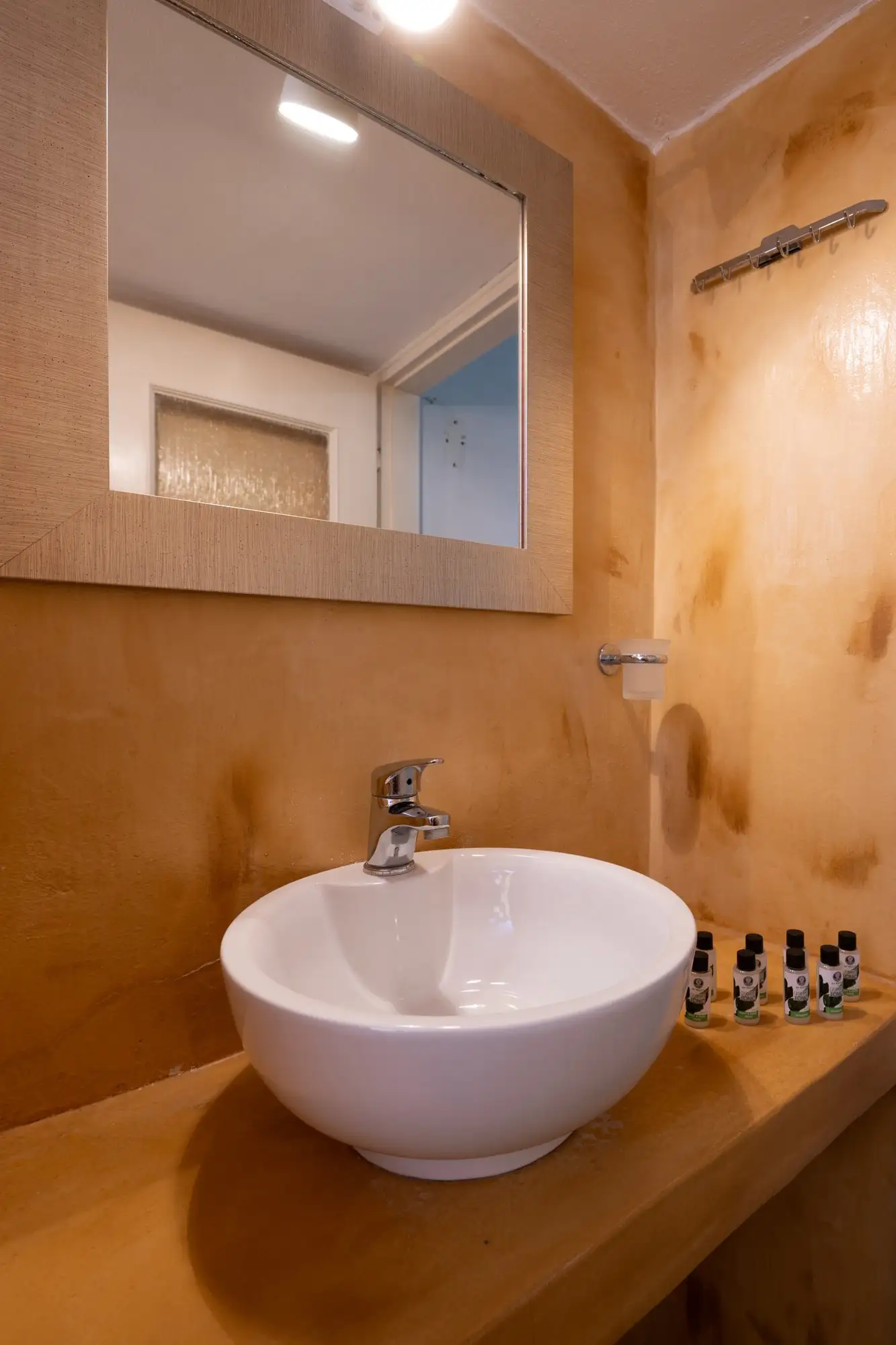 Appartement Eos : lavabo et miroir de la salle de bain