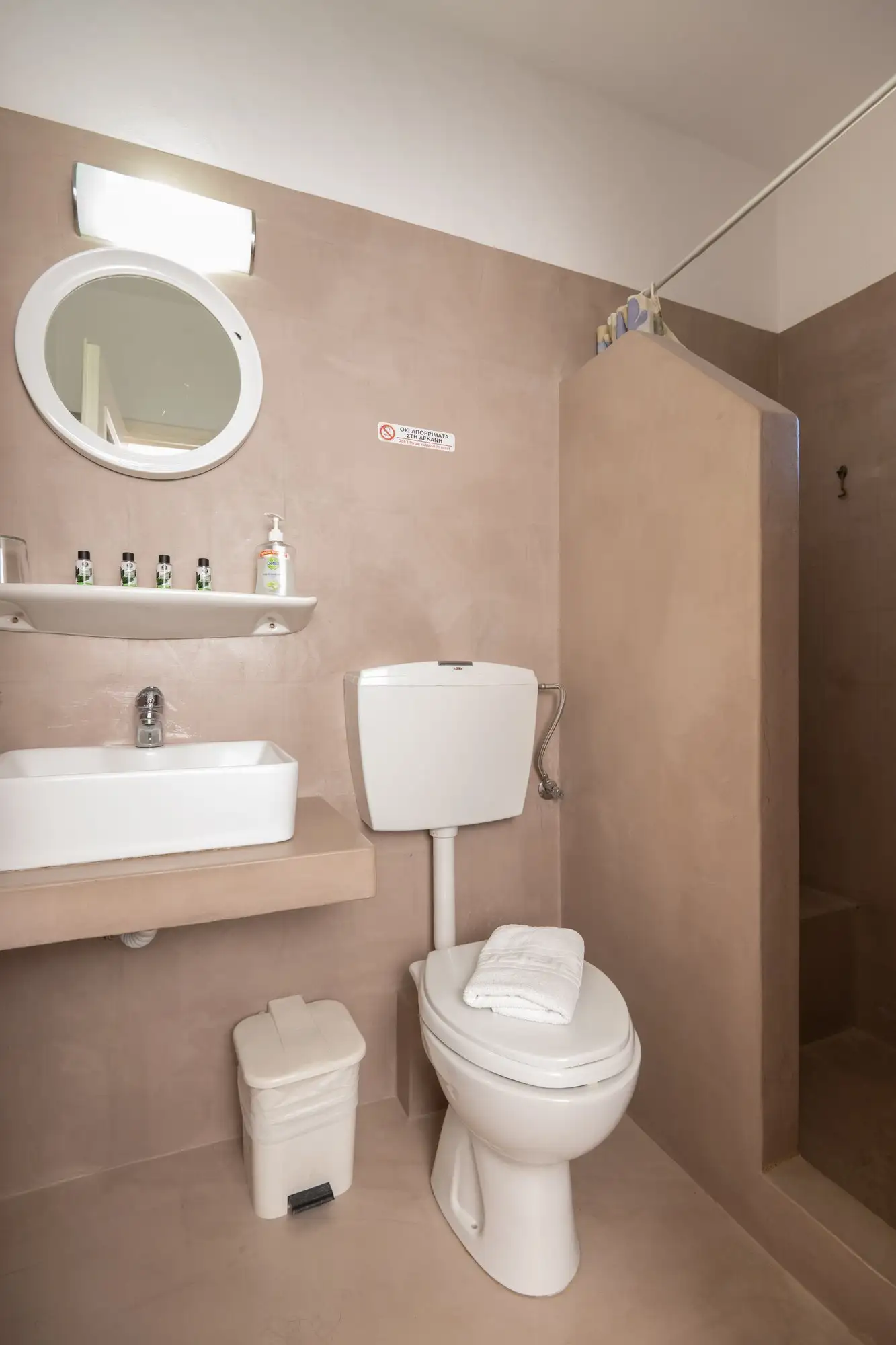 Studio Iris : salle d’eau avec douche