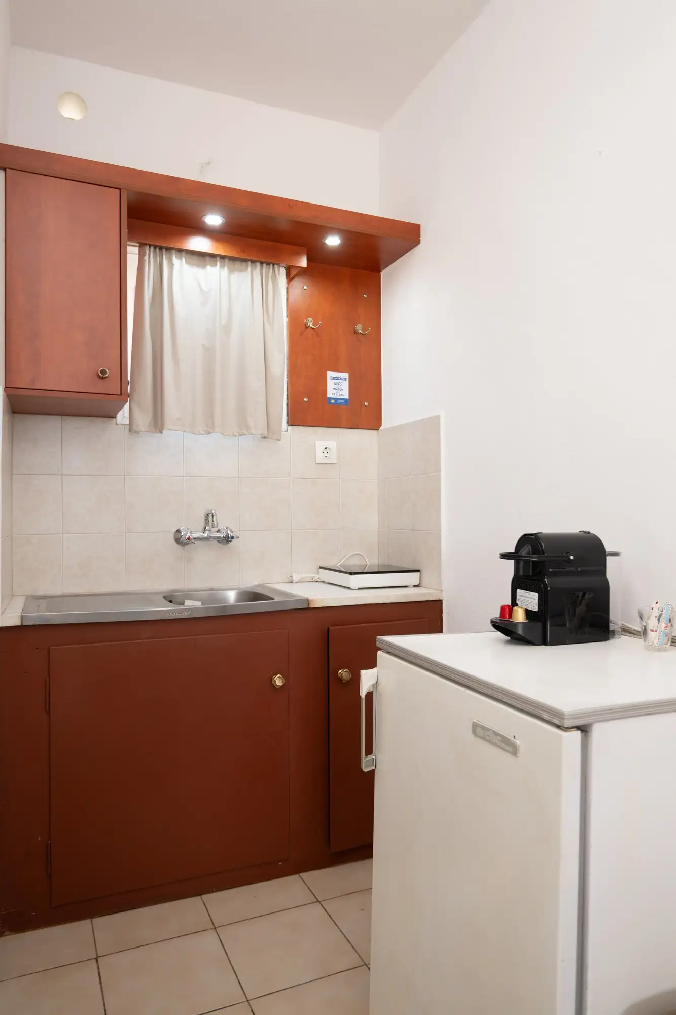 Studio Iris : kitchenette avec machine à expresso et réfrigérateur