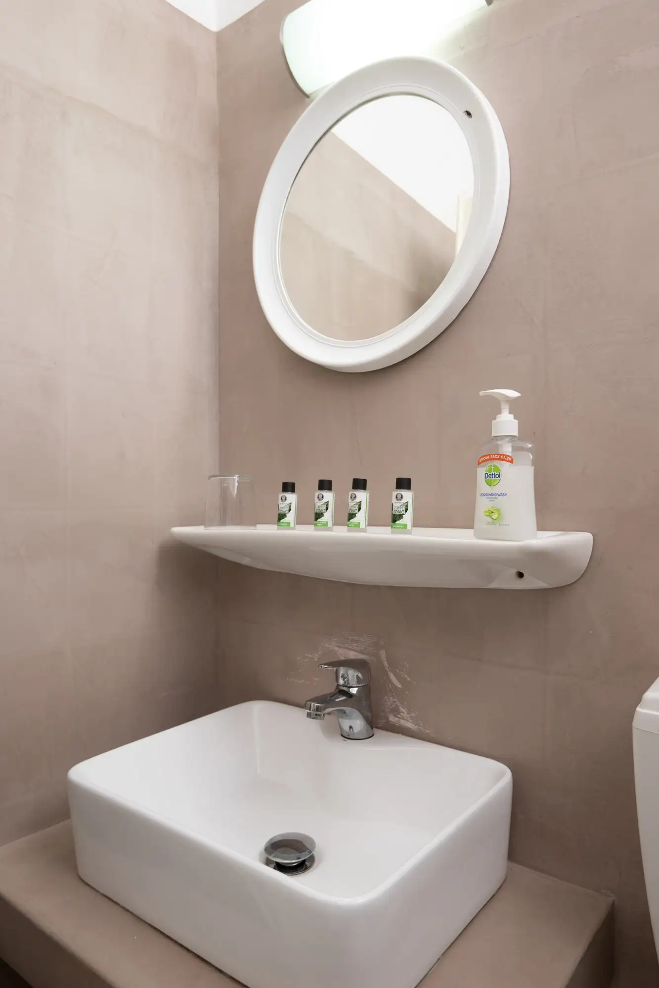 Studio Iris : lavabo et miroir rond