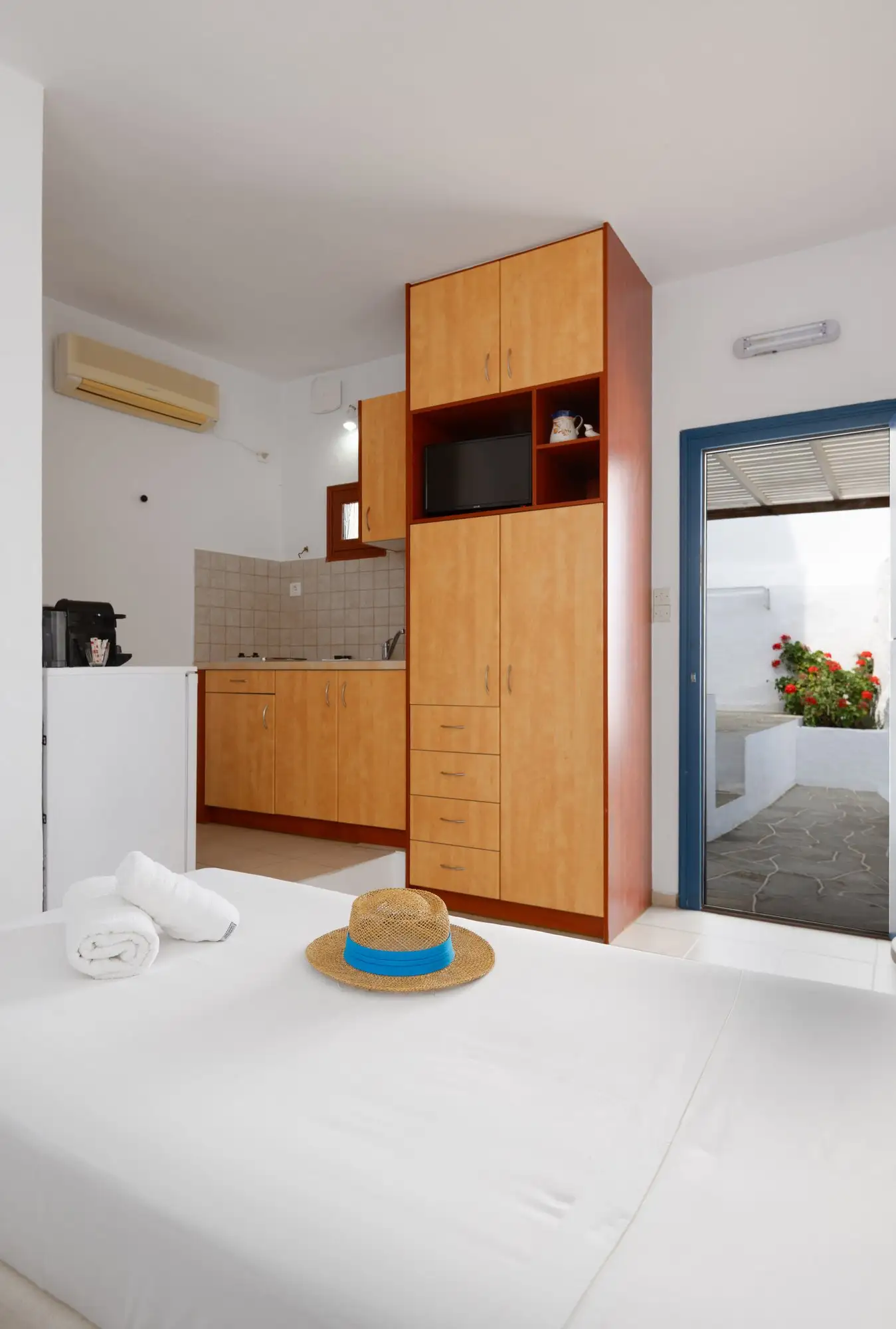Studio Kleio: κουζινάκι και πόρτα προς τη βεράντα