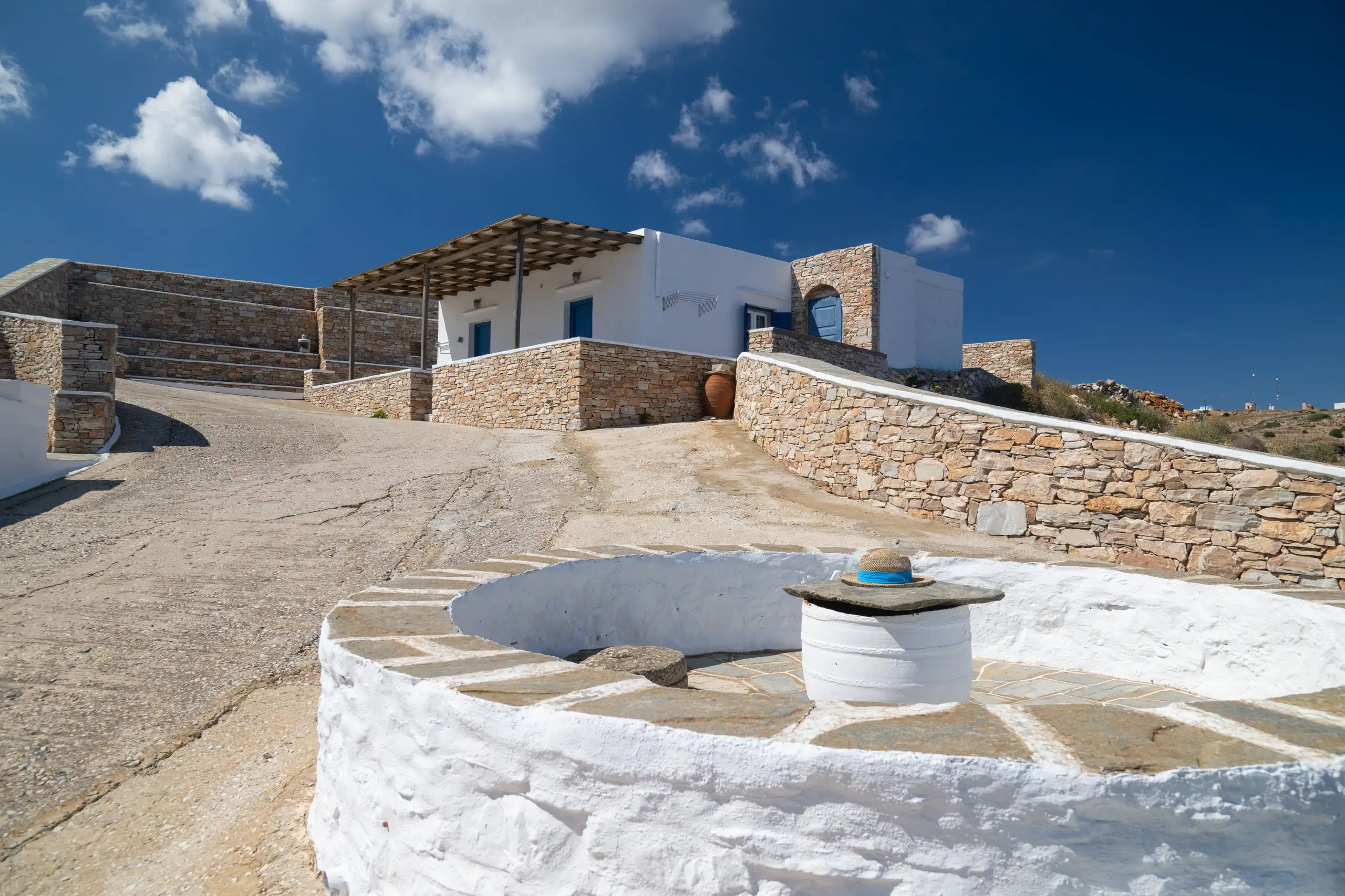 Maisons en pierre et blanchies à la chaux, avec leurs pergolas, à Windmill Villas