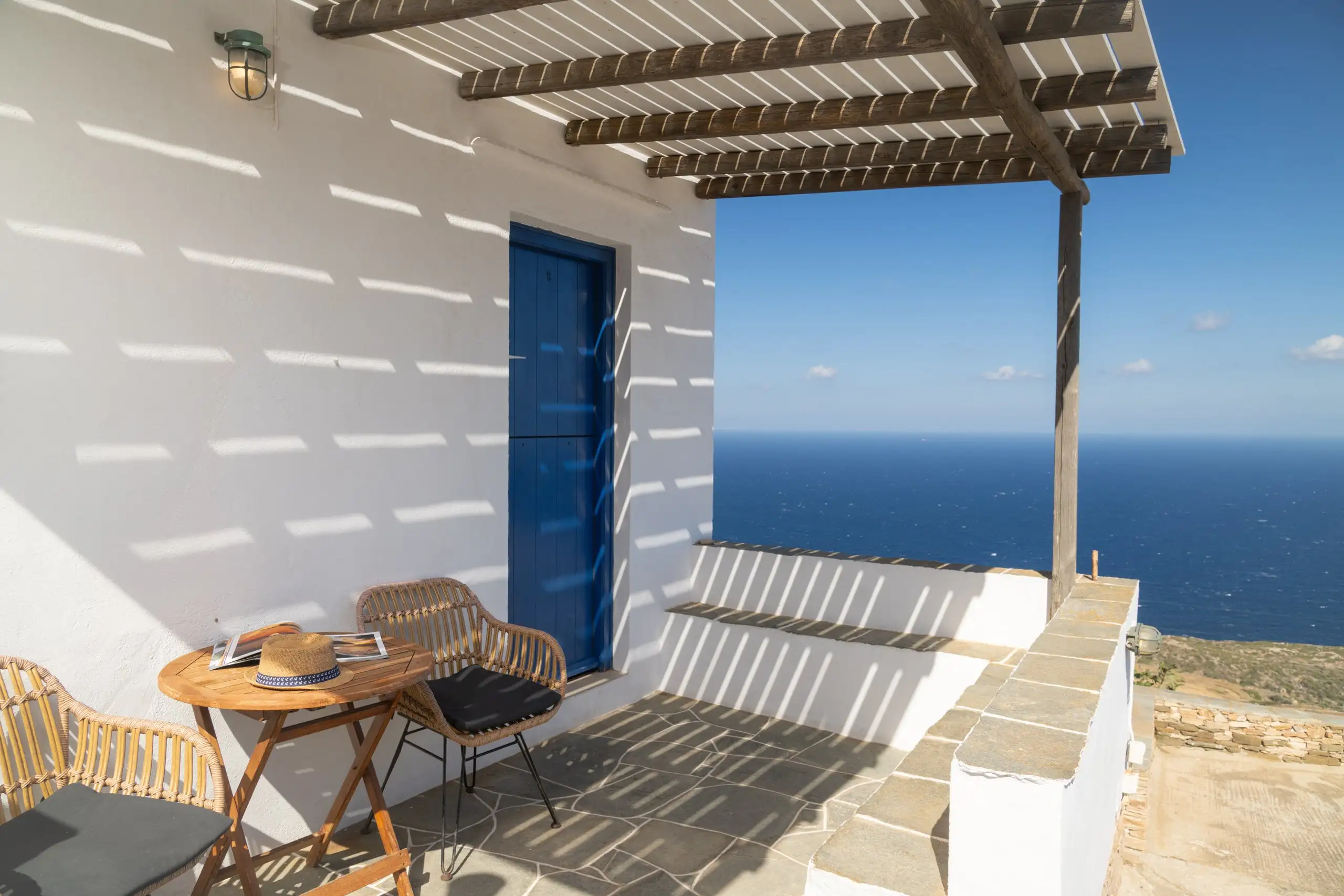 Studio Thalassa: βεράντα με πέργκολα, μπλε πόρτα και θέα στη θάλασσα