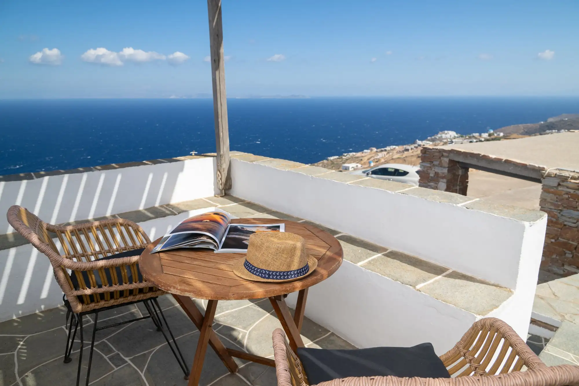 Studio Thalassa: στρογγυλό τραπέζι στη βεράντα με θέα στο Αιγαίο