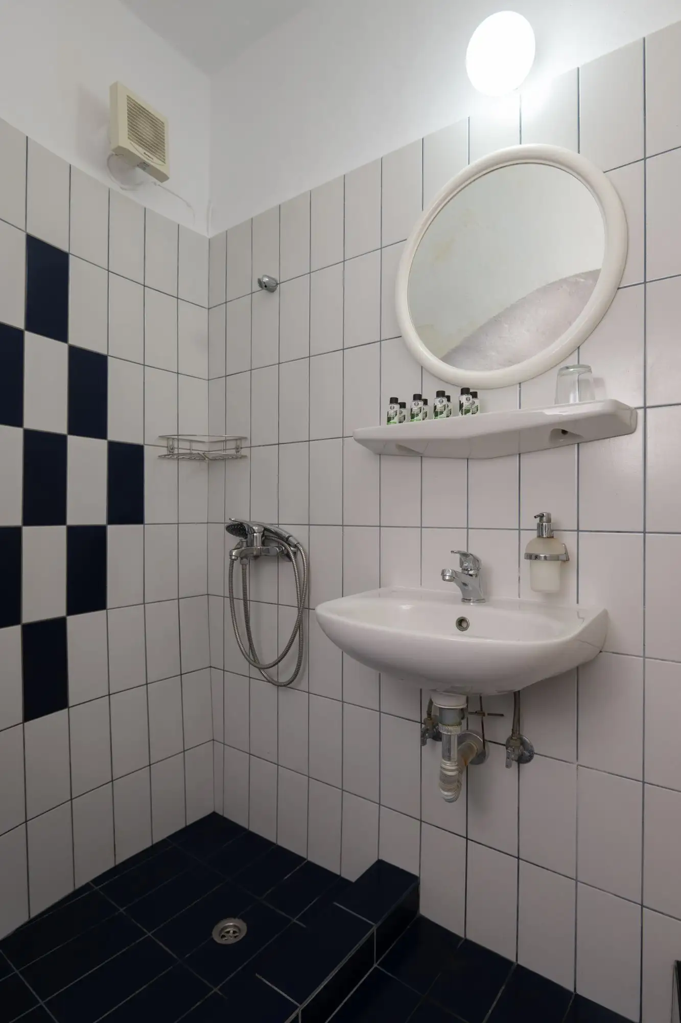 La salle de bain du moulin, avec douche et miroir rond