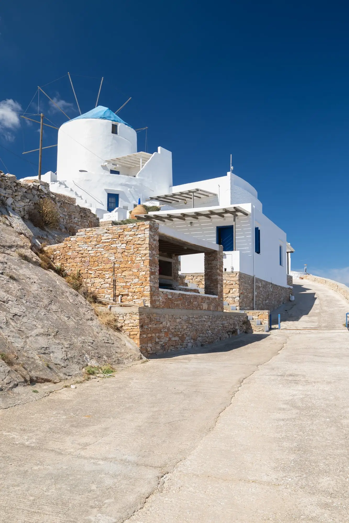 Le moulin et les maisons de Windmill Villas sur la colline d’Artemonas