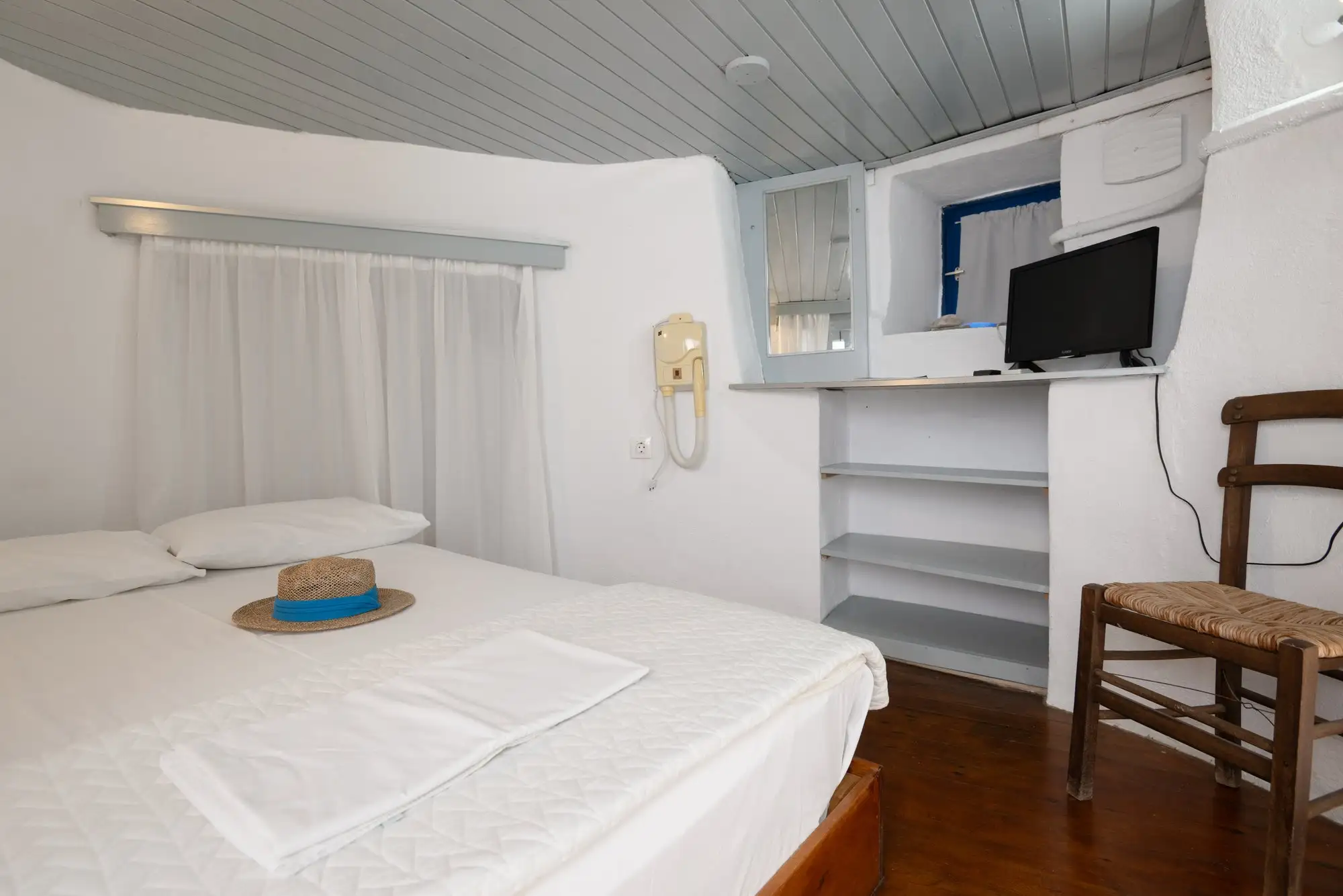 La chambre du premier étage du moulin, avec un lit double