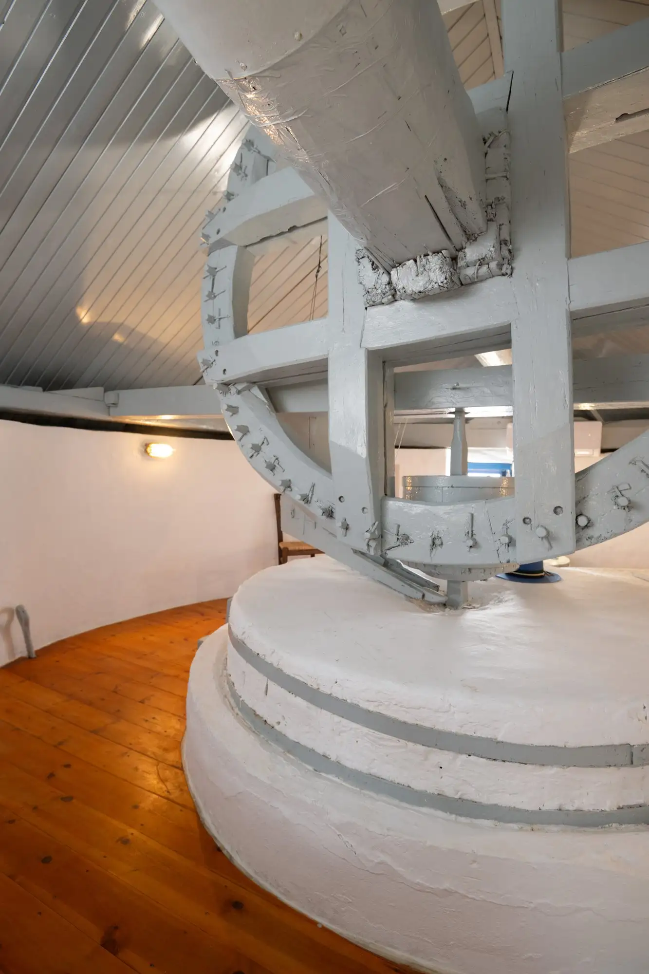 La grande roue dentée en bois du moulin