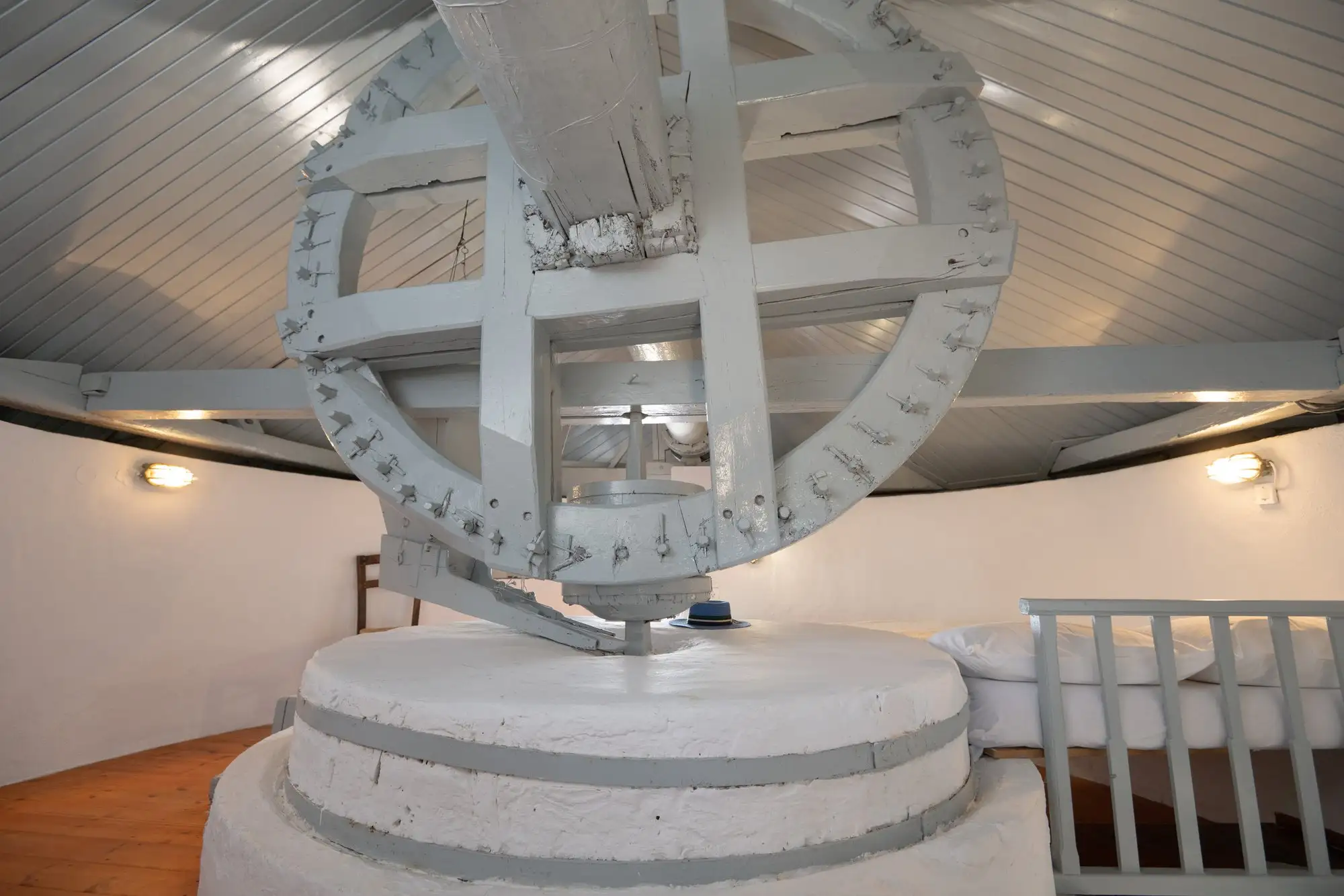 Le mécanisme d’origine du moulin, sa roue dentée en bois au-dessus des meules