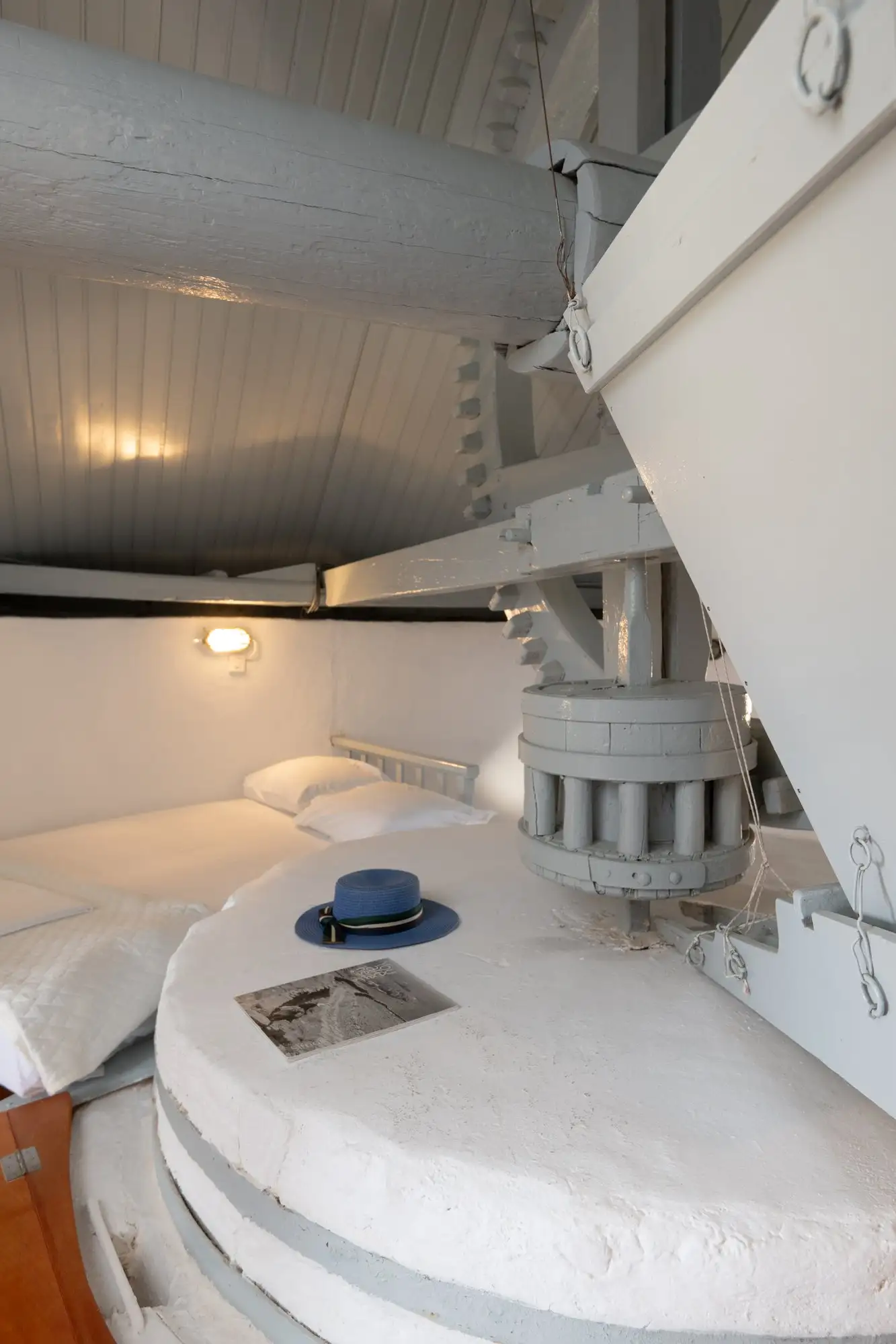 Les meules et le lit sous le mécanisme du moulin