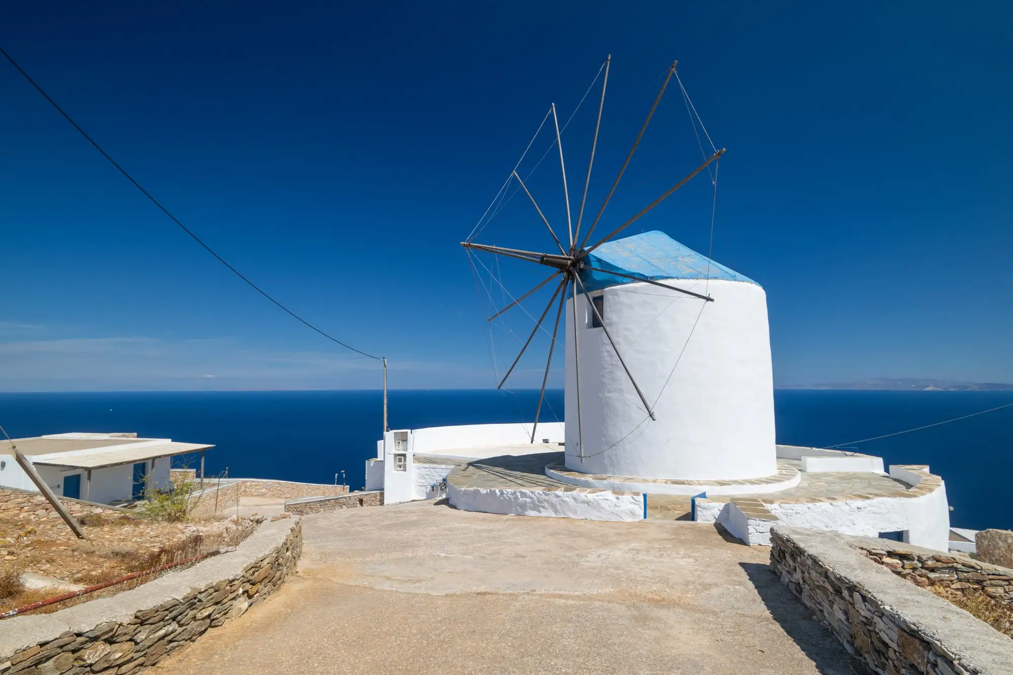 Le chemin bordé de murets de pierre sèche qui mène au moulin