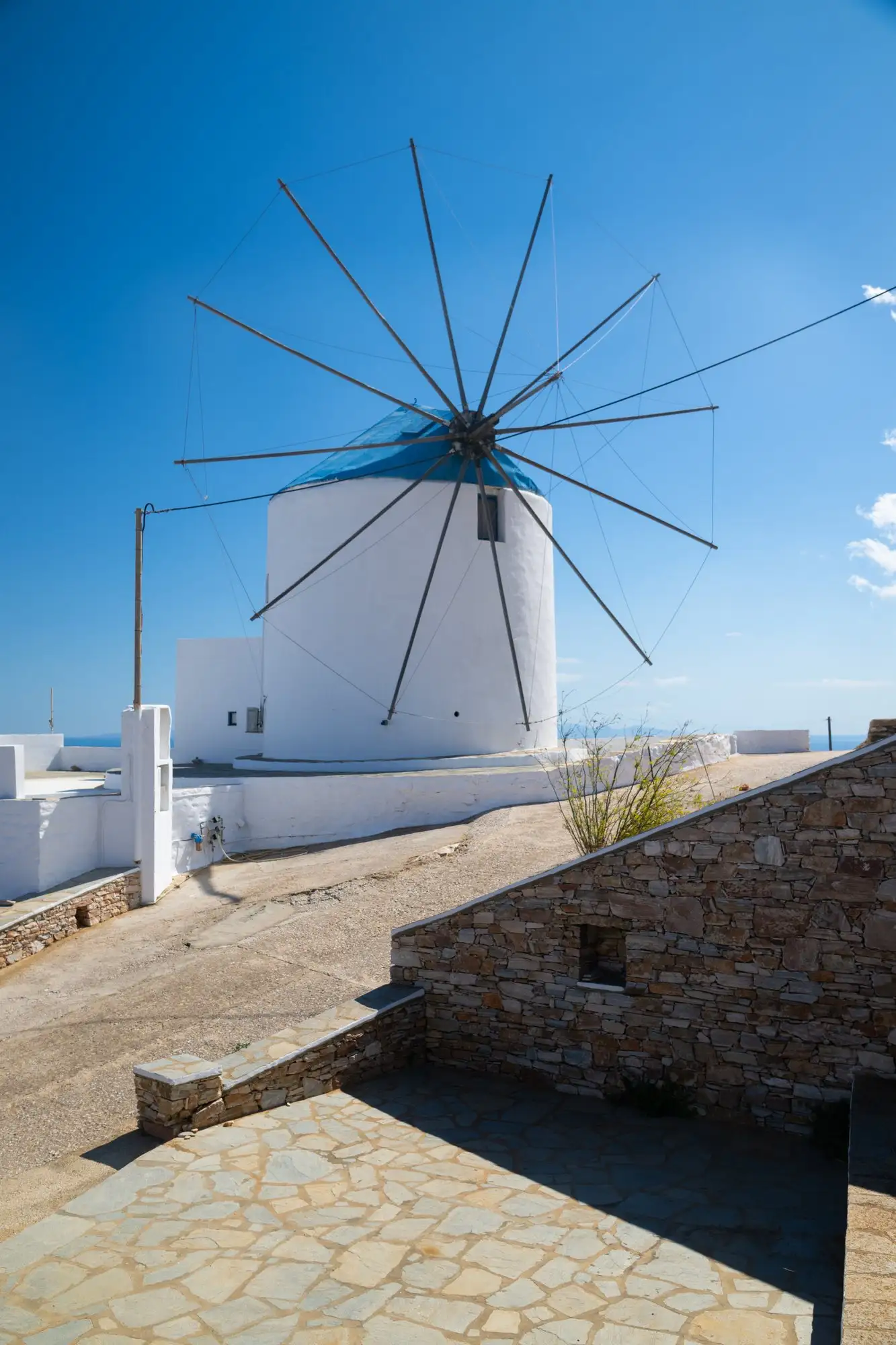 Le moulin de Windmill Villas et les rayons de ses ailes sur un ciel bleu
