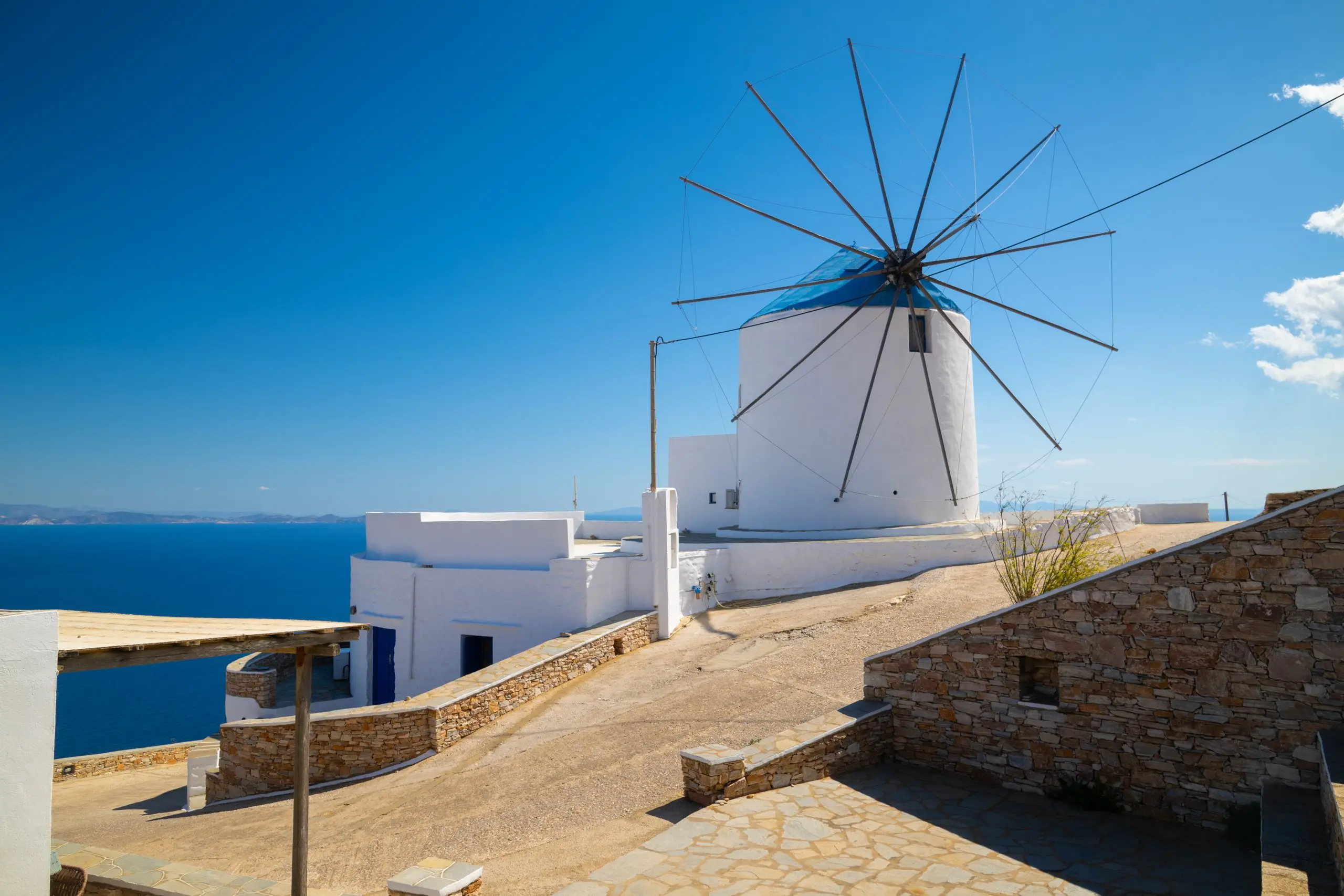 Le moulin de 1854 de Windmill Villas, face à la mer Égée, à Artemonas, Sifnos