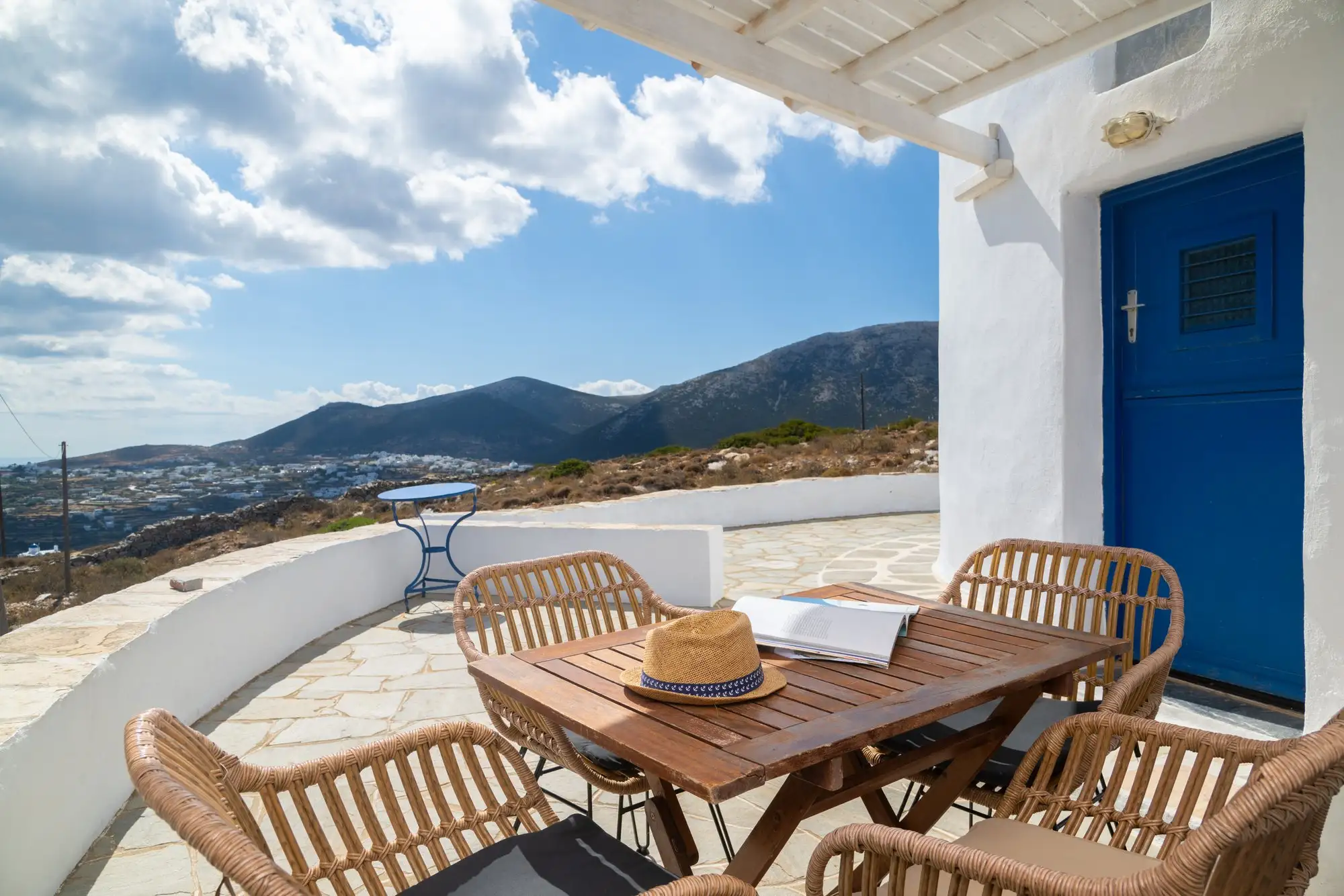 La porte bleue du moulin et la cour, face aux montagnes et aux villages de Sifnos