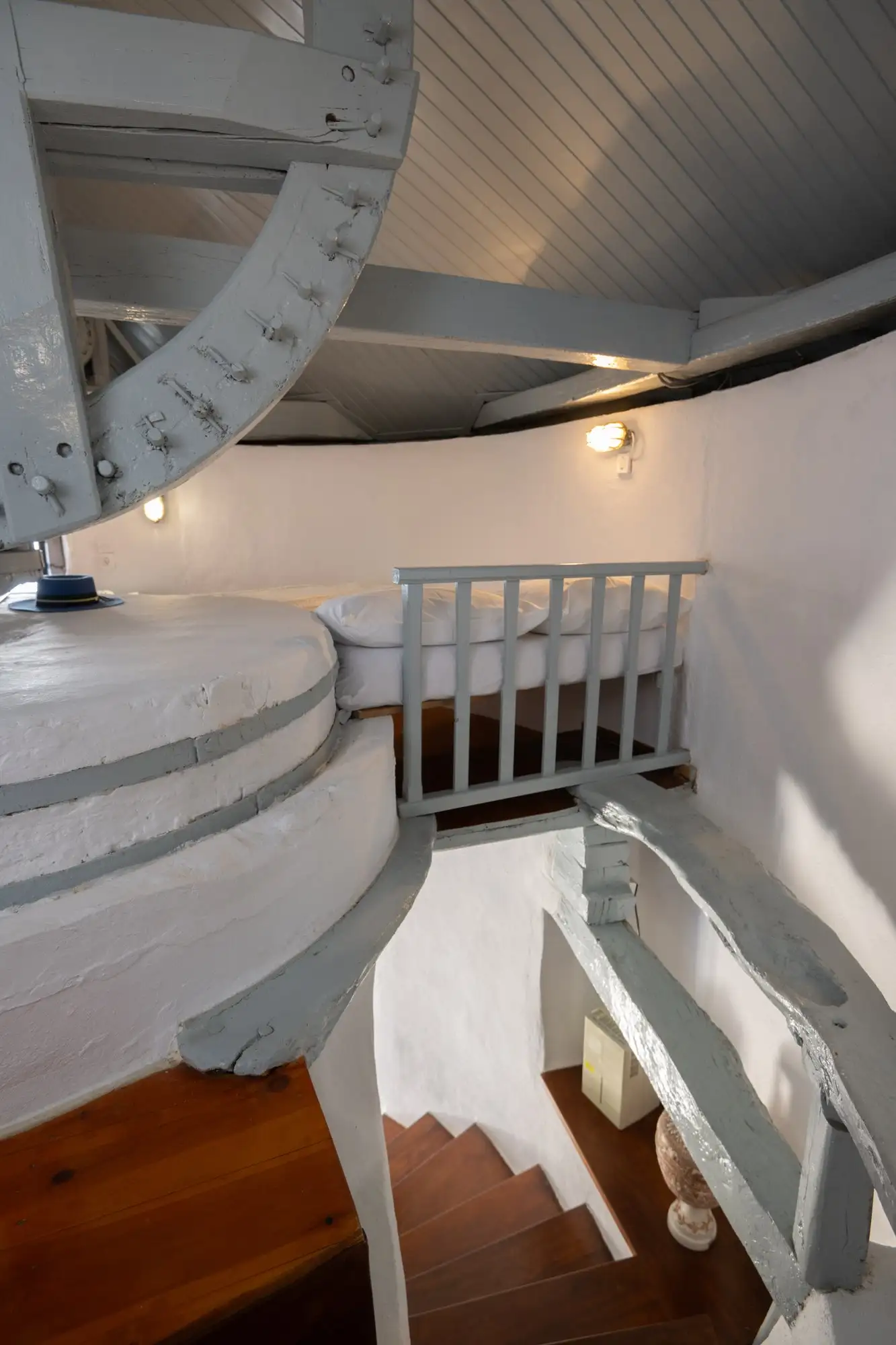 La rambarde en bois du dernier étage et l’escalier qui descend